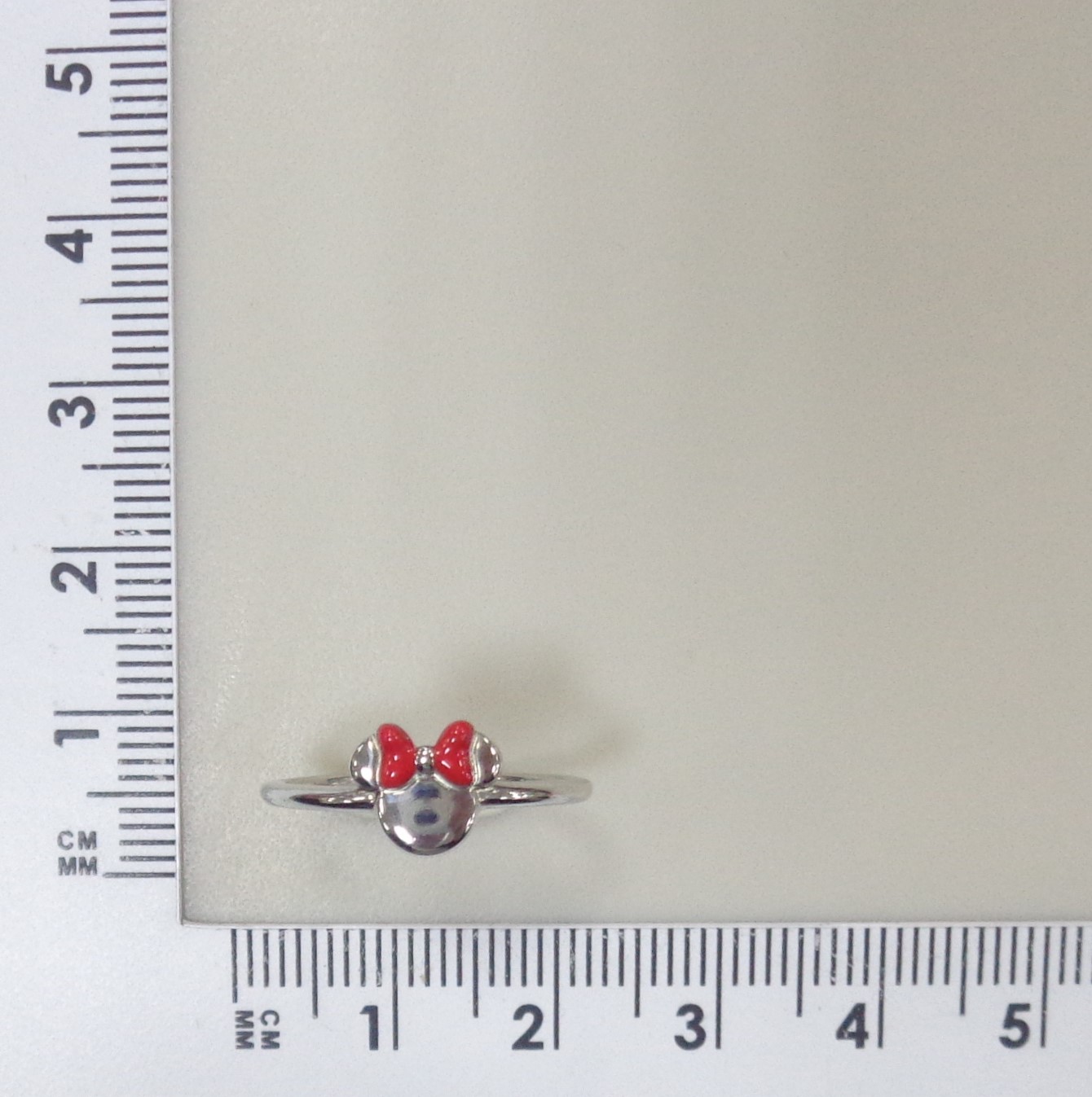 Серебряное кольцо 925 пробы; незамкнутое; вставки Эмаль красн.;